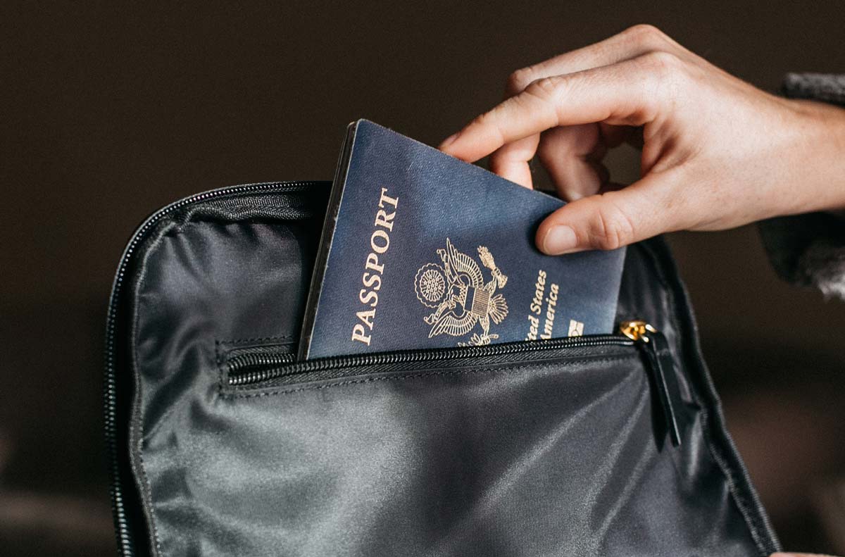 visa y pasaporte se coloca en bolsa de viaje